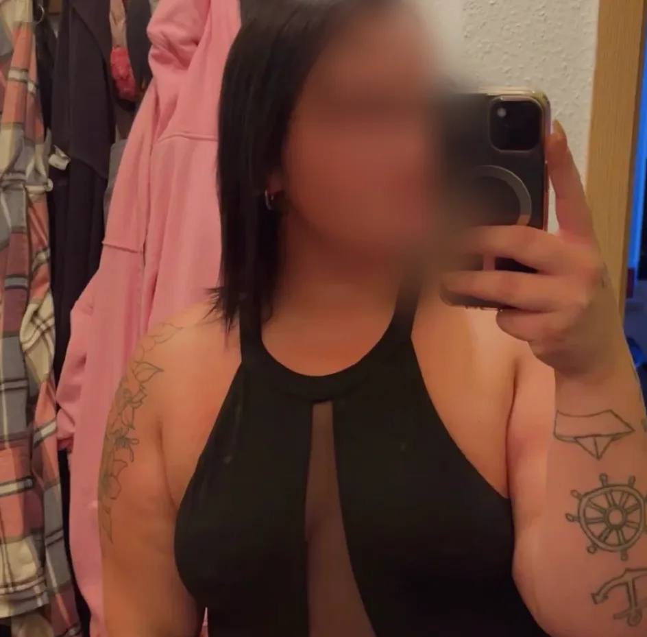 Julie, 28